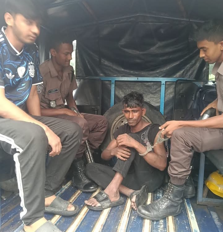 রাজধানীতে সার্জেন্ট এর তরিৎ এ্যাকশন, মোবাইল ফোন ছিনতাইকারী আটক